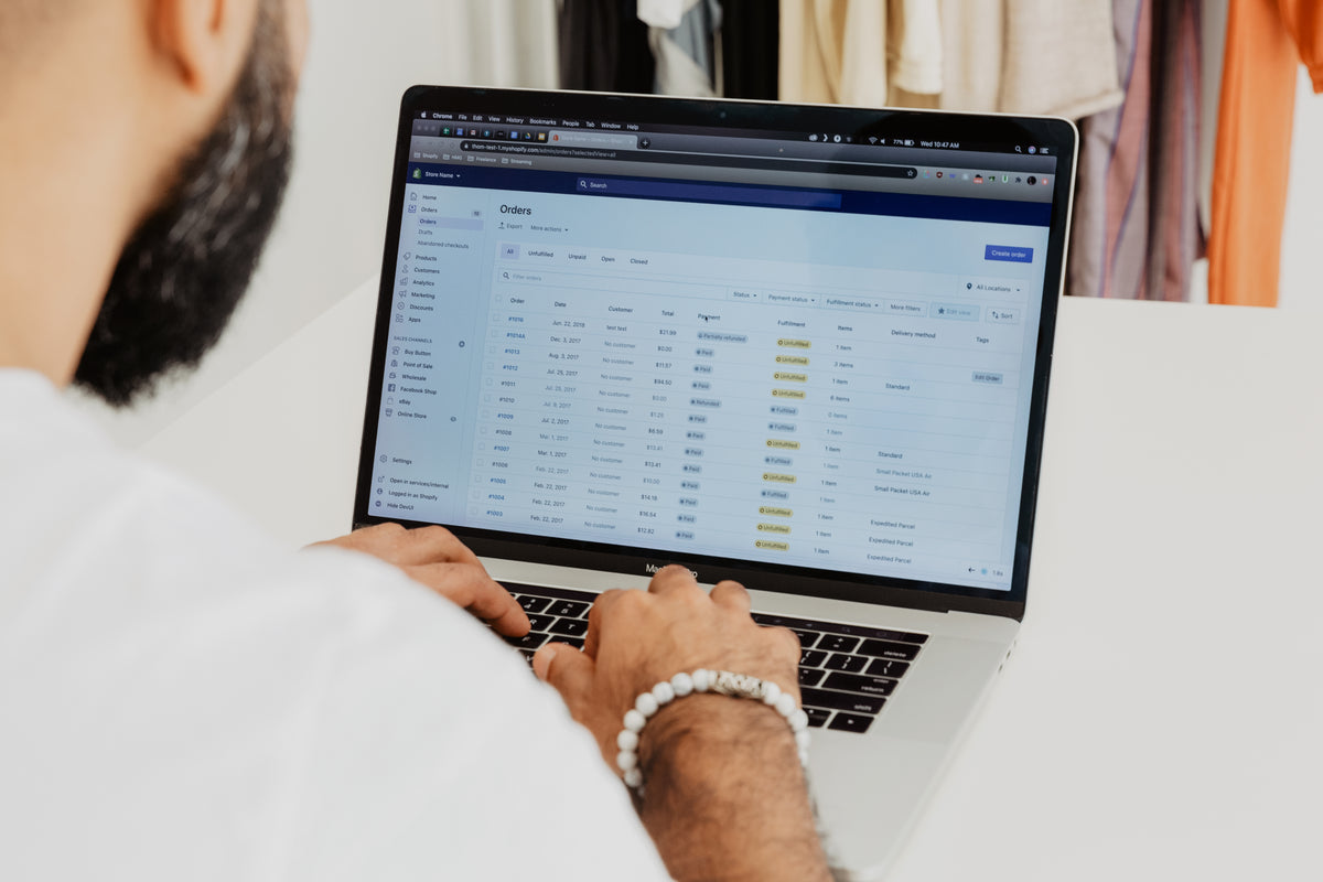 Onde fazer site Shopify: agência, freelancer ou você mesmo?